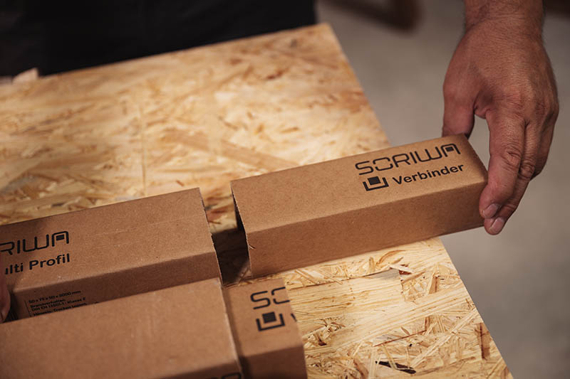 Eine Verpackungseinheit der SORIWA Verbinder auf einem Holztisch