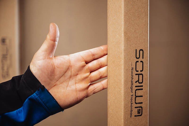 Eine Hand berührt ein Trockenbauprofil der SORIWA GmbH